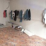 Los trabajadores que han estado casi dos meses en el Palacio de la Prensa usaban una de las habitaciones reformadas como vestuario