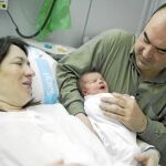 Un recién nacido, junto a sus padres, en un hospital dependiente de Sacyl