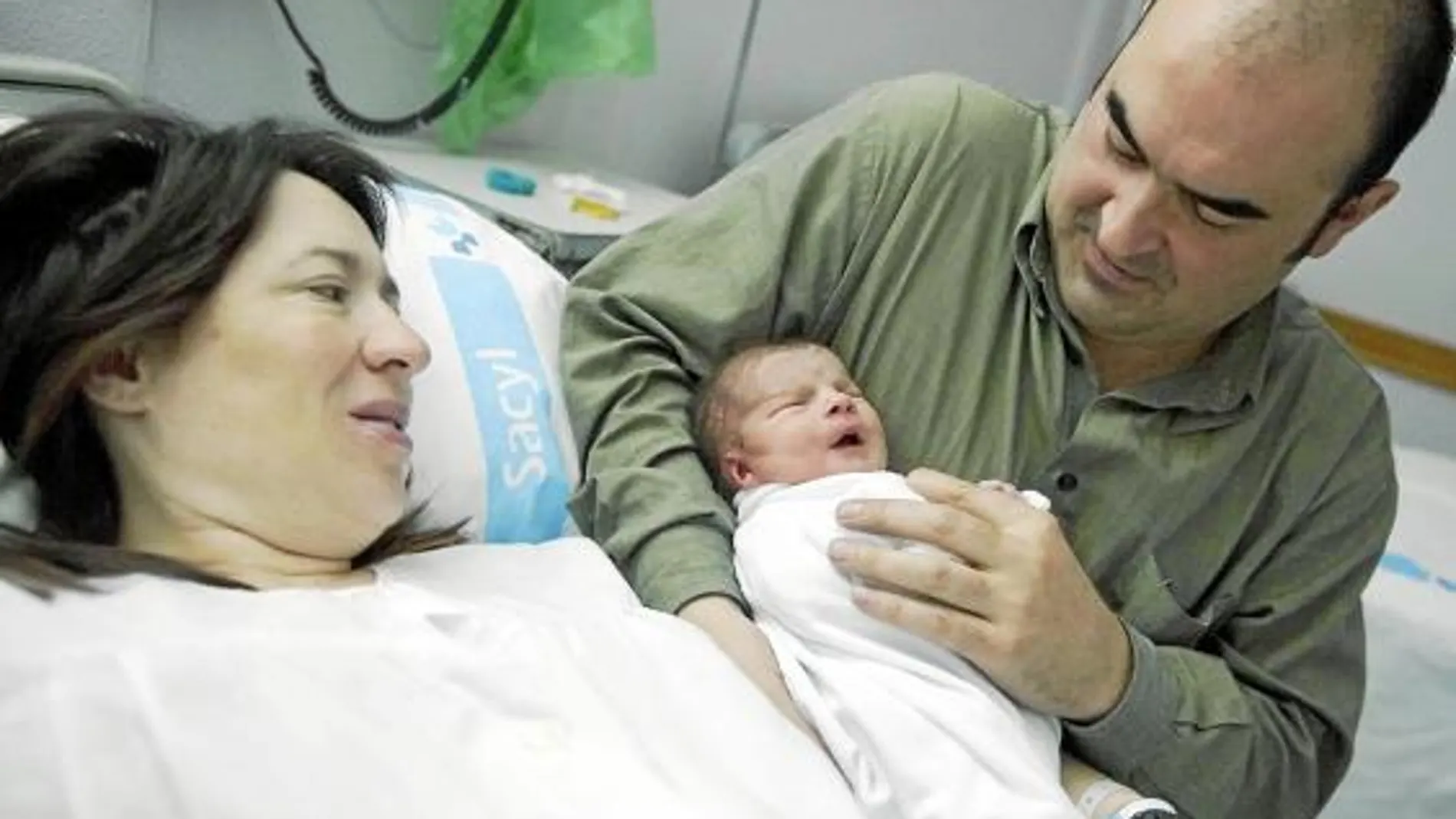 Un recién nacido, junto a sus padres, en un hospital dependiente de Sacyl