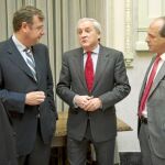 El consejero de Fomento, Antonio Silván, conversa con el empresario Antonio Méndez Pozo, en presencia del presidente de la Diputación de Burgos, Vicente Orden Vígara, el alcalde Juan Carlos Aparicio y Gerardo Arias