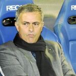 Mourinho da instrucciones durante el encuentro