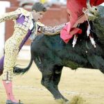Rubén Pinar da un pase de pecho durante un festejo de la Feria de Hogueras
