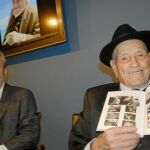 El director general de Promoción de la Cultura y el Libro, Francisco Giménez y el trovero Juan Rita