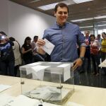 El líder de Ciudadanos, Albert Rivera, en el día de ayer depositando su voto en Barcelona