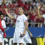 Los jugadores del Sevilla (i-d) Sergio Rico, Tremoulinas, Krychowiak y Kolodziejczak, al término del partido de ida