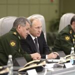 Vladimir Putin , junto al ministro de Defensa, Sergei Shoigu (Izq.) y el jefe de las Fuerzas Armadas, Valery Gerasimov.
