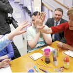Nicola Sturgeon, líder nacionalista, en un acto de campaña en un colegio en Edimburgo
