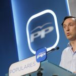 El portavoz parlamentario del PP, Rafael Hernando, durante la rueda de prensa que ha ofrecido hoy en la sede del partido