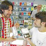 Daniel Ortiz y Pablo Mazo sonríen junto a esos libros frustrados