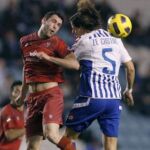 El delantero brasileño del Córdoba, Charles Dias Barbosa (i), intenta rematar ante el defensor portugués del Deportivo de la Coruña, Ze Castro
