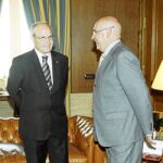 Javier Rojo (dcha.) recibió a José Montilla (izq.) en su despacho del Senado donde estuvieron reunidos durante una hora