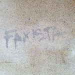 Imagen de la fachada donde aparecieron las pintadas de "Faxista"