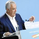 El presidente del PP-A, Javier Arenas, considera que Zapatero prioriza los intereses de Montilla en lugar de los de Andalucía