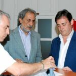 Eloy Carmona, junto a José Chamizo al presentar la queja