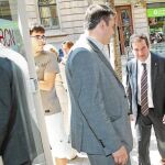 Martí recibe a Hereu en la nueva sede de campaña del PSC de Barcelona, que desde ayer está abierta a quien quiera dar consejos al partido