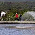 Dos policías a caballo patrullan hoy por el templo de Debod, en Madrid