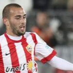 El extremo del Sevilla Aleix Vidal ha recibido el premio de ser convocado por primera vez con la Selección