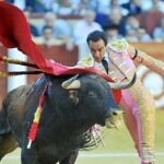 El Cid, en un pase de pecho ayer en el coso vallisoletano