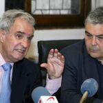 El Defensor del Pueblo, Enrique Múgica (i), junto al presidente de Movimiento contra la Intolerancia, Esteban Ibarra (d), durante la presentación hoy, en Madrid, del informe Raxen