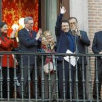 Raphael saluda al público que acudió a la Plaza de la Villa, ante la mirada de Gallardón
