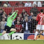 Almunia tocó la pelota, pero no pudo impedir que el disparo de O'Shea acabara en gol