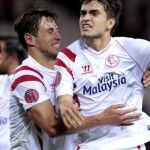 El jugador del Sevilla Denis Suárez (d) es felicitado por el polaco Krychowiak tras marcar el segundo gol ante el Zenit