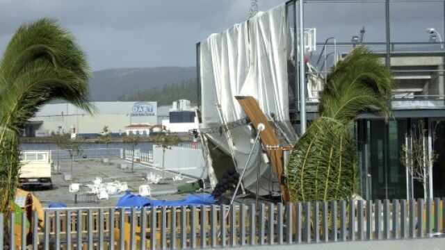 Una mujer de 39 años ha fallecido hoy tras venirse abajo una carpa que había sido instalada para una celebración infantil.