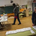 Un senegalés con nacionalidad española vota en Pamplona