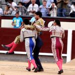 El torero, en volandas, camino de la enfermería