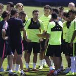 Xavi, en el centro del grupo, en este martes de puertas abiertas