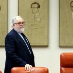 El ministro de Agricultura, Miguel Arias Cañete, momentos antes de su comparecencia esta tarde ante la Comisión de Agriculutra, Alimentación y Medio Ambiente del Congreso