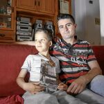 Alejandro Ramos y su hijo Airam, con la medalla que le concedió el Congreso a su padre y una foto en la que aparece con él, cuando era pequeño, en un helicóptero de la Guardia Civil