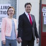 Ed Miliband y su esposa, Justine, tras depositar su voto