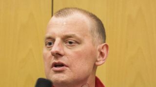 Michal en la rueda de prensa semanas despu&eacute;s de la operaci&oacute;n