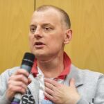 Michal en la rueda de prensa semanas después de la operación