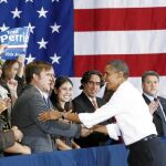 Barack Obama saluda al diputado Tom Perriello en Charlottesville, Virginia, dentro de su campaña de apoyo a los candidatos demócratas