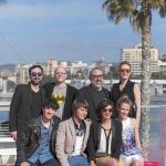 El director con el elenco del filme y Álex de la Iglesia, que produce la película