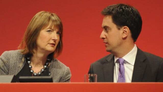 El nuevo líder del Partido Laborista, Ed Miliband (d) y su antecesora, Harriet Harman participan en el Congreso Anual de su partido