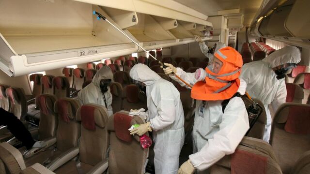 Desinfección de una aeronave de Asian Airlines en Corea del Sur