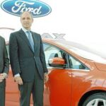 El presidente de Ford Europa, John Flemming, flanqueado por Sebastián y Camps durante la presentación del Ford C-MAX
