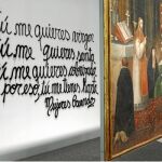 La «Virgen del Cerro» junto al «grafitti» de María Galindo