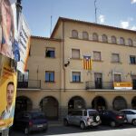Fachada del Ayuntamiento de Manresa (Barcelona), gobernado por CIU, con la bandera estelada en el balcón.