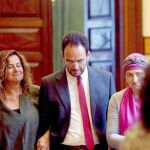 El portavoz del PSOE en el Congreso, Antonio Hernando, ayer en los pasillos de la Cámara Baja
