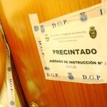 La puerta del 5ºC, donde vivía la pareja, permaneció ayer precintado por la Policía
