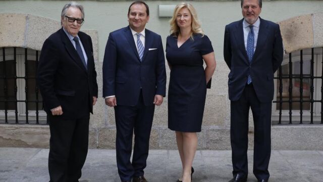De izda a drcha.: don Antonio Bonet Correa, director de la Real Academia de Bellas Artes de San Fernando; el anfitri&oacute;n Tomasz Arabski; do&ntilde;a Dorota Arabska, esposa del embajador polaco; &Iacute;&ntilde;igo M&eacute;ndez de Vigo.