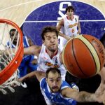 El español Marc Gasol (atrás) intenta impedir la canasta del griego Vasileios Spanoulis (delante)