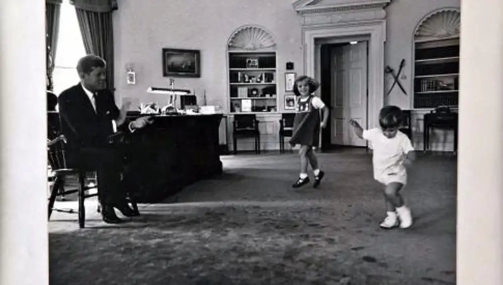 Fotografía tomada por Cecil Stoughton, jefe de fotografía de la Casa Blanca en 1963, que capta el momento en el que el presidente de EEUU John F. Kennedy aplaude al baile de sus hijos Caroline y John Jr. en el Despacho Oval en Washington, DC