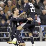 cristiano y Di María fueron ayer dos de los goleadores del Real Madrid. El argentino celebra con el portugués el tercer tanto en Zaragoza