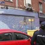 El policía le detuvo cuando rociaba con gasolina la entrada de un local en Carabanchel