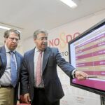 Juan Ignacio Zoido (d), junto al concejal Gregorio Serrano, durante su etapa en el Ayuntamiento de Sevilla